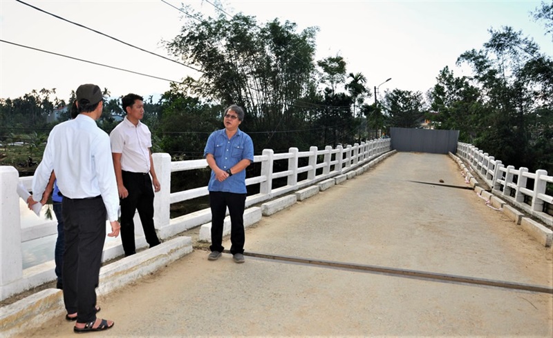 Lãnh đạo Sở GT-VT Quảng Nam và địa phương kiểm tra thực tế hư hỏng tại cầu Sông Vầu.