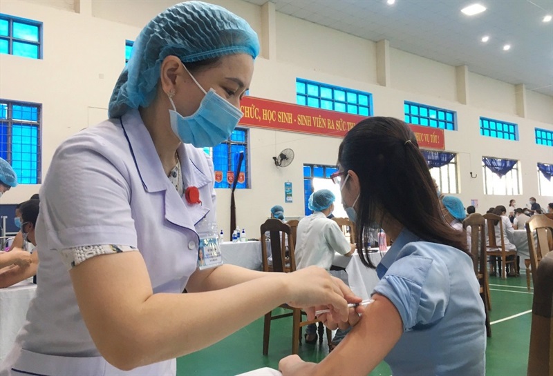Lực lượng y tế Quảng Nam tiêm vaccine phòng COVID-19 cho người lớn từ 18 tuổi.