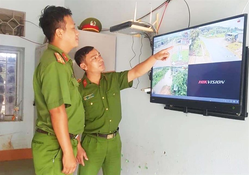 Lực lượng Công an huyện Ngọc Hồi theo dõi diễn biến ANTT qua hệ thống máy chủ.