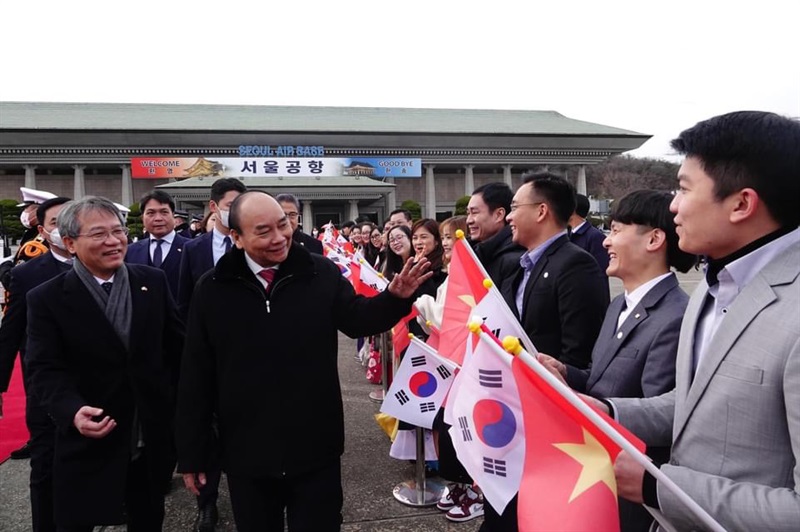 Lễ đón Chủ tịch nước Nguyễn Xuân Phúc và Đoàn Cấp cao Việt Nam tại sân bay.