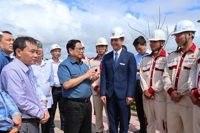 Thủ tướng Phạm Minh Chính và các đại biểu tham quan triển lãm sản phẩm, dịch vụ khởi nghiệp đổi mới sáng tạo.