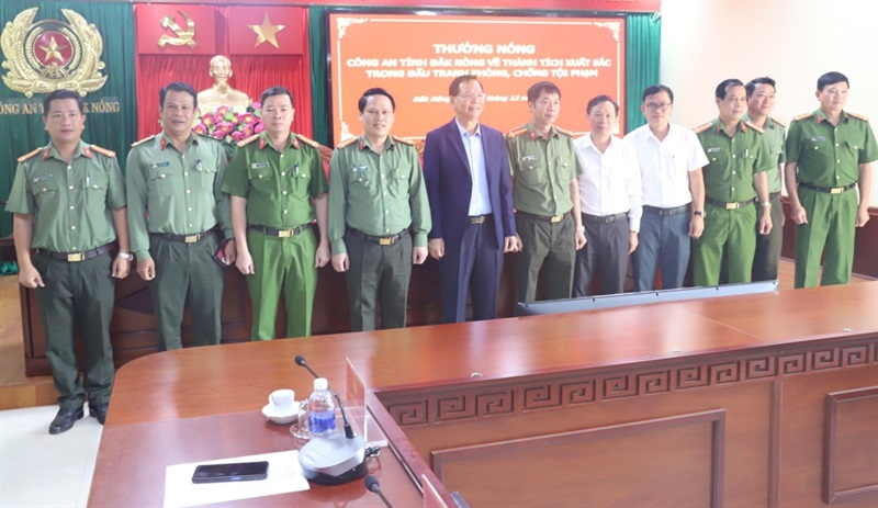 Đồng chí Ngô Thanh Danh, Bí thư Tỉnh ủy trao thưởng cho các đơn vị thuộc Công an tỉnh Đắk Nông.