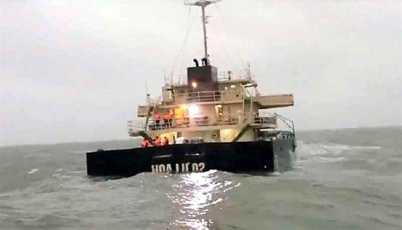 Lực lượng chức năng cứu hộ tàu cá bị nạn.