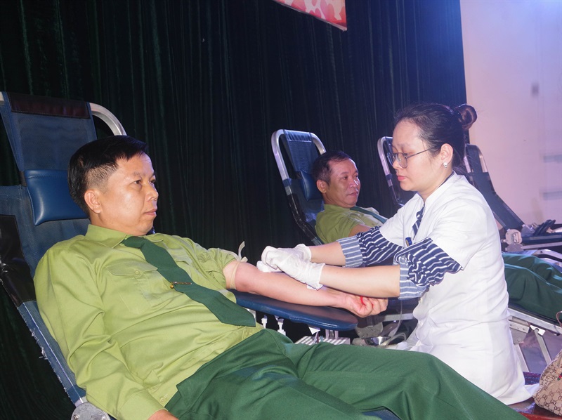 Thượng tá Trương Viết Hải - Chủ nhiệm Chính trị Bộ CHQS tỉnh Thừa Thiên - Huế tham gia hiến máu tình nguyện.