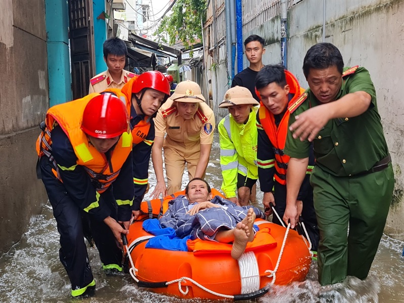 Tuổi trẻ xung kích trên những tuyến đầu khó khăn nhất (trong ảnh: tuổi trẻ Phòng Cảnh sát PCCC và CNCH Công an TP Đà Nẵng, vượt lũ dữ đưa người bệnh đi cấp cứu).