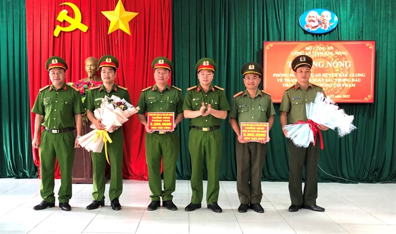 lãnh đạo huyện ủy, UBND 2 huyện Đắk R’lấp và Đắk Glong trao thưởng cho các đơn vị.