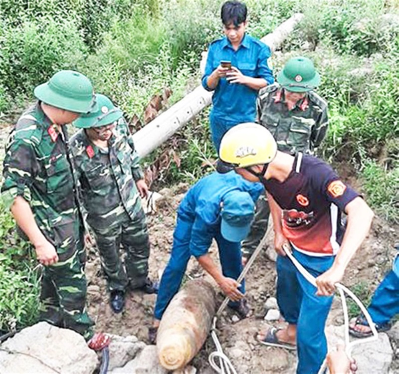 Lực lượng chức năng xử lý quả bom MK82 (230kg) tại phân trại số 2 Trại giam An Điềm, xã Đại Hưng, H. Đại Lộc.