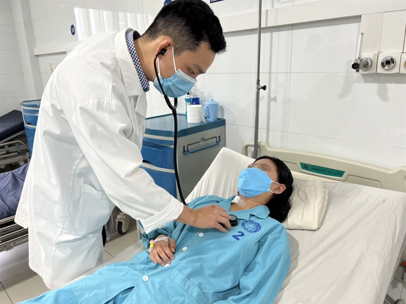 Bác sĩ Khoa Ngoại tim mạch BV Đà Nẵng thăm khám cho một trong hai bệnh nhi sau phẫu thuật.