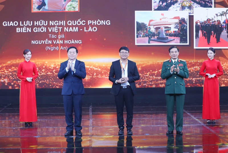 Ban tổ chức trao giải nhất cho tác giả Nguyễn Văn Hoàng. Ảnh: TTXVN