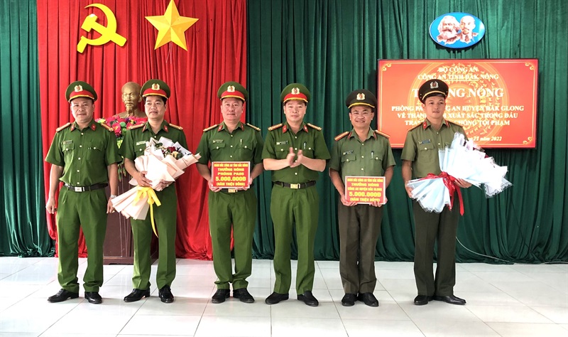 Lãnh đạo Công an tỉnh Đắk Nông trao thưởng cho Công an huyện Đắk Glong và Phòng An ninh mạng và phòng, chống tội phạm sử dụng công nghệ cao Công an tỉnh.