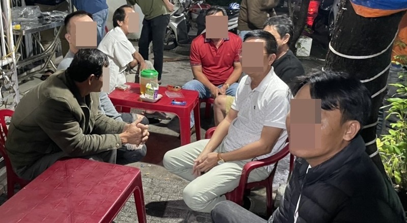 Nhóm “con bạc” tại quán cà-phê bị Công an quận Hải Châu bắt quả tang.