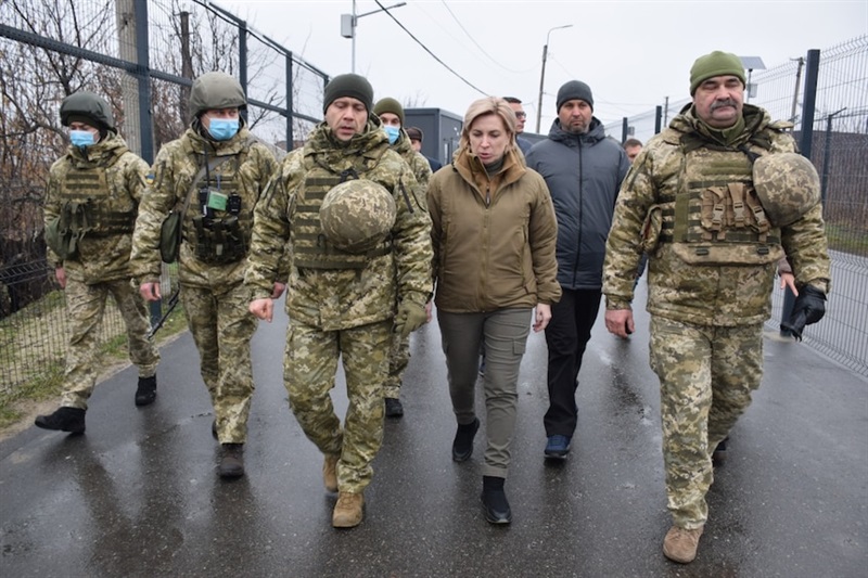 Phó Thủ tướng Ukraine Iryna Vereshchuk tới thăm một cơ sở quân sự ở Lugansk cuối năm 2021.