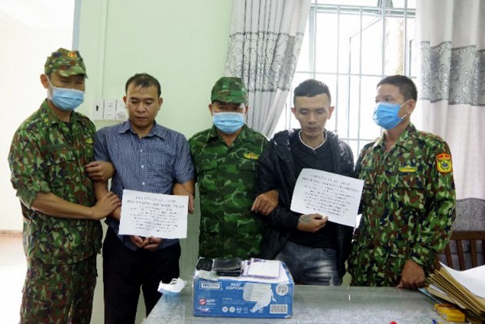 Hai đối tượng Tuấn và Phương bị lực lượng Ban chuyên án bắt giữ và tang vật ma túy do 2 đối tượng vận chuyển có trọng lượng 1kg.