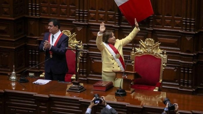 Bà Dina Boluarte tuyên thệ nhậm chức tổng thống Peru. Ảnh: REUTERS