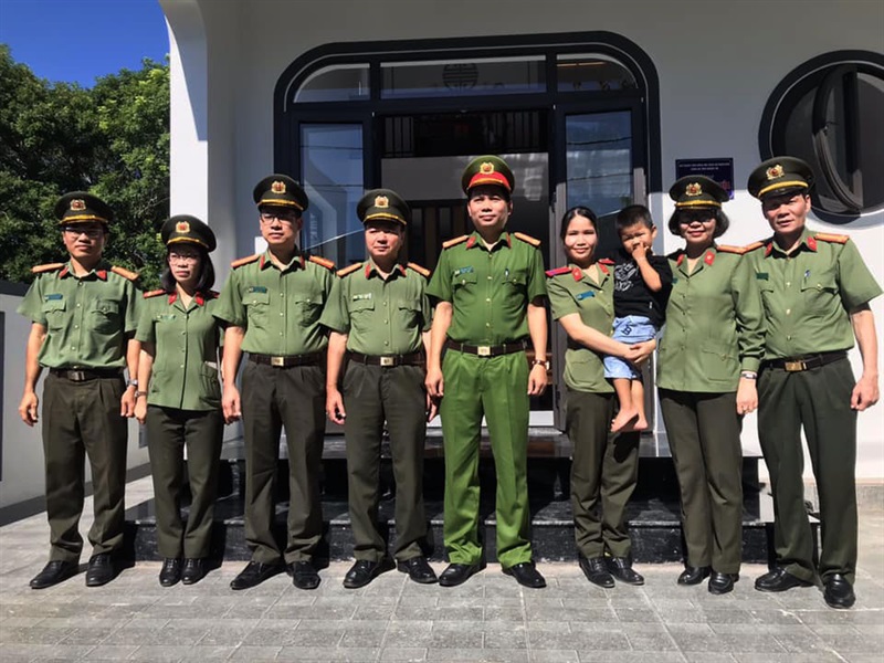 Đồng đội chia vui với thân nhân gia đình Đại úy-Liệt sĩ Trương Văn Thắng trước ngôi nhà mới.