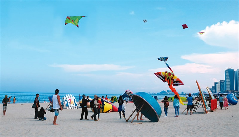 Bãi biển được xem là sản phẩm du lịch đặc sắc của Đà Nẵng.