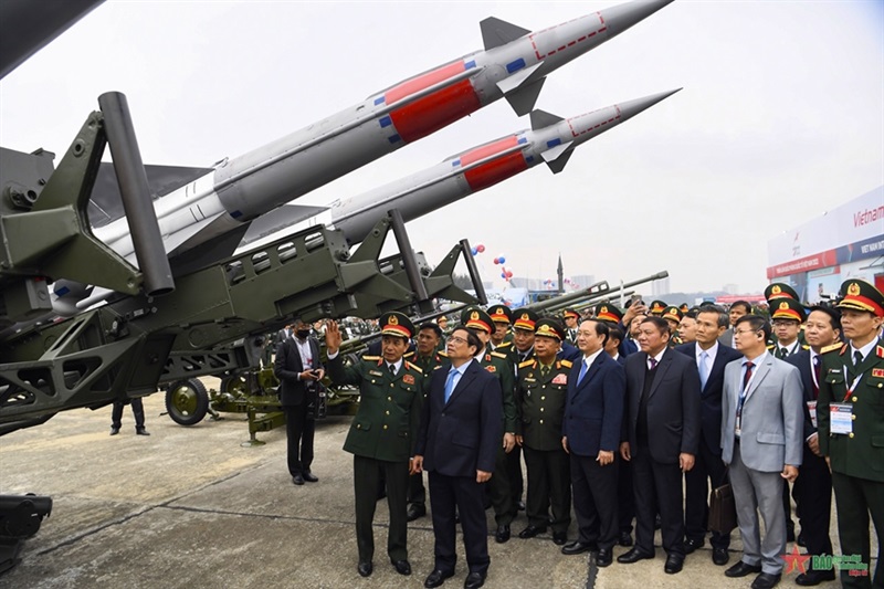 Thủ tướng Phạm Minh Chính thăm gian hàng của Tập đoàn Công nghiệp Viễn thông Quân đội Viettel.