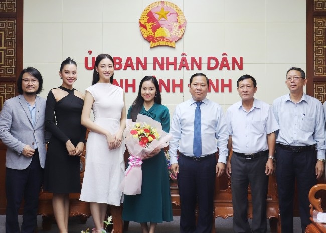 Chủ tịch UBND tỉnh Bình Định Nguyễn Phi Long và nhà tổ chức Miss World Việt Nam 2022.