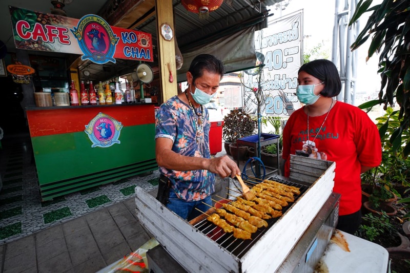 Một nhà hàng thịt nướng ở TP Nakhon Pathom, Thái Lan chuyển sang sử dụng thịt cá sấu thay thế cho thịt heo đang đắt đỏ. Ảnh: EPA