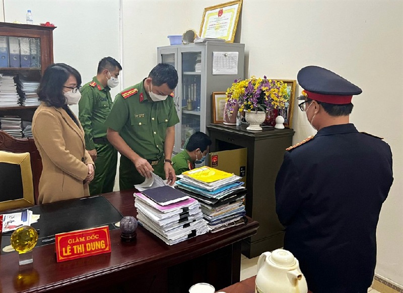 Cơ quan chức năng thực hiện lệnh bắt tạm giam đối với Lê Thị Dung.