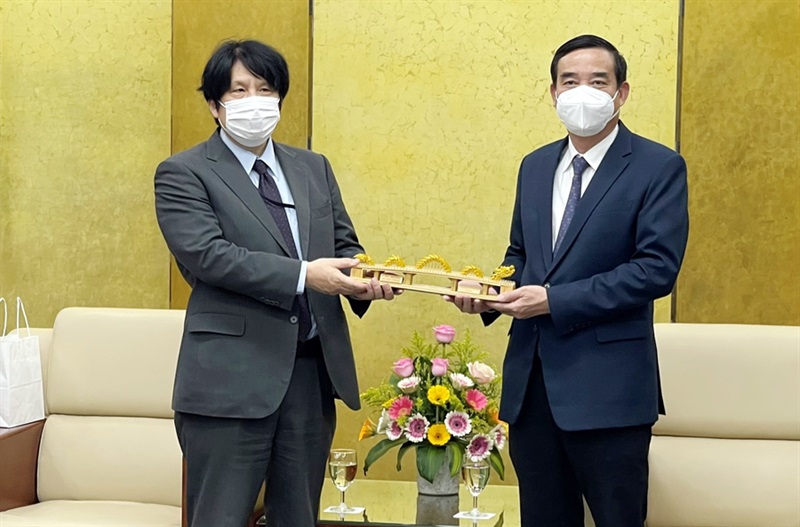 Chủ tịch UBND TP Đà Nẵng Lê Trung Chinh (phải) tặng quà cho Tổng lãnh sự Yakabe Yoshinori.