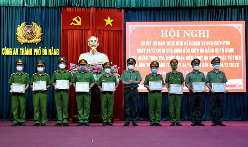 Đại tá Trần Phòng- Phó Giám đốc Công an TP Đà Nẵng trao Giấy khen cho các cá nhân điển hình.