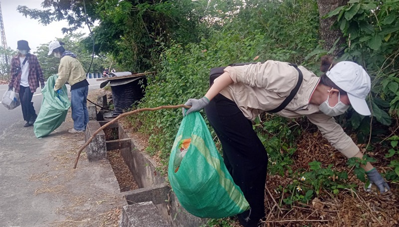 Tấm biển được cố định bằng xi măng và đá được nhóm cắm để nhắc nhở mọi người bảo vệ môi trường.