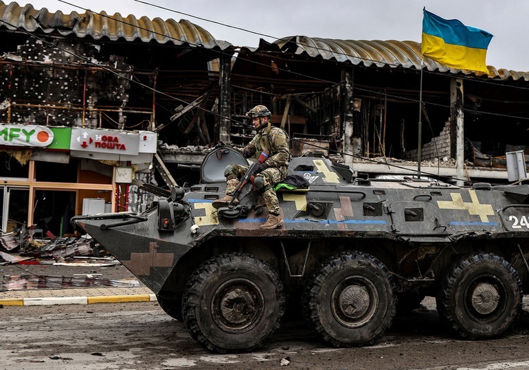 Binh sĩ Ukraine tuần tra trên xe quân sự. Ảnh: AFP