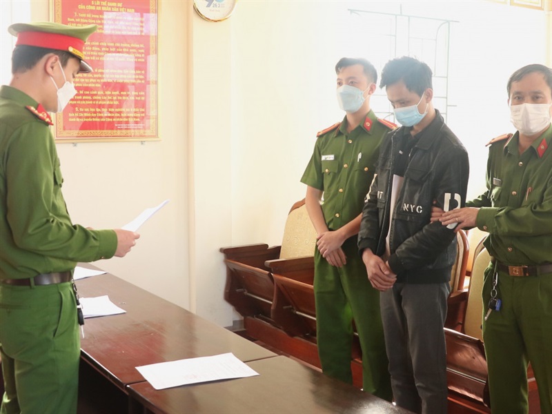 Cơ quan điều tra đọc lệnh khởi tố bị can đối với Phạm Văn Tuấn.