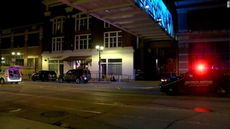 Cảnh sát có mặt tại hiện trường vụ nổ súng hộp đêm ở Cedar Rapids, Iowa. Ảnh: CNN