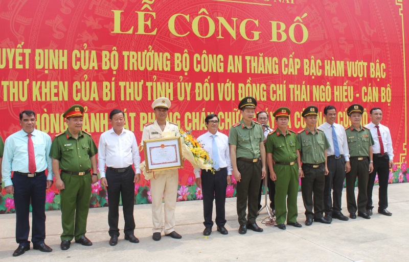 Lãnh đạo tỉnh và Công an tỉnh Đồng Nai chụp ảnh lưu niệm với Đại úy Thái Ngô Hiếu tại buổi lễ.