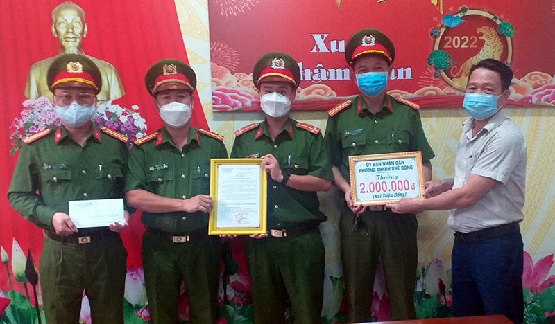 Lãnh đạo CAQ Thanh Khê và P.Thanh Khê Đông khen thưởng CBCS CAP Thanh Khê Đông.