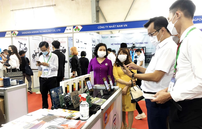 Khách tham quan trải nghiệm sản phẩm của doanh nghiệp Đà Nẵng tại Vietnam Expo 2022.