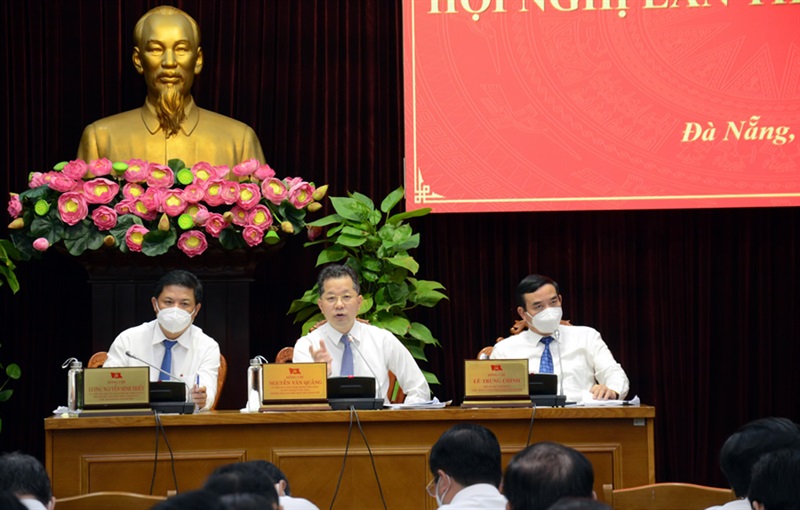 Bí thư Thành ủy Nguyễn Văn Quảng trao Bằng khen cho các tổ chức Đảng hoàn thành xuất sắc nhiệm vụ năm 2021.