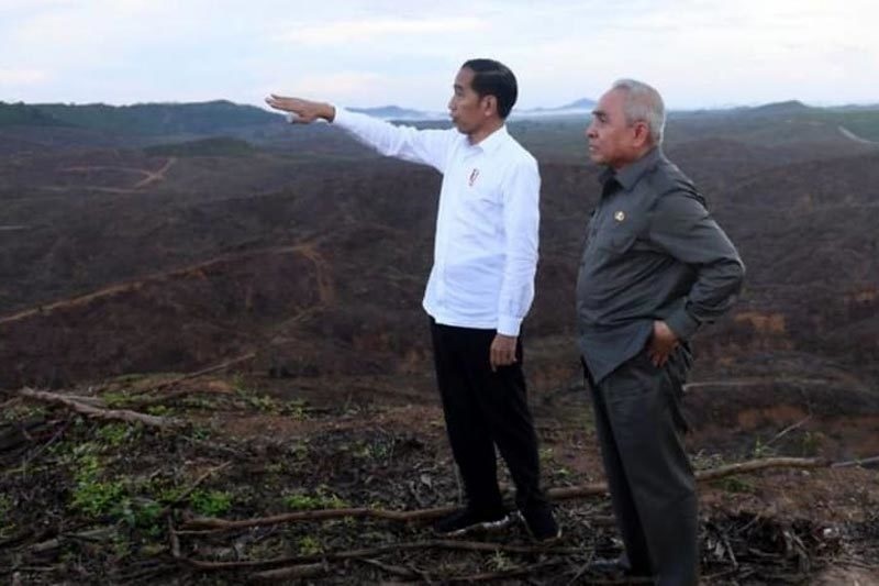 Tổng thống Joko Widodo (áo trắng) cùng thủ hiến tỉnh Đông Kalimantan trong một chuyến thăm khu đất thuộc quận Bắc Penajam Paser, được chọn làm nơi xây dựng thủ đô mới Nusantara. Ảnh: Reuters