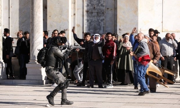 Một binh sỹ thuộc lực lượng an ninh Israel trong vụ đụng độ với người Palestine tại Đền thờ Al Aqsa. Ảnh: Reuters
