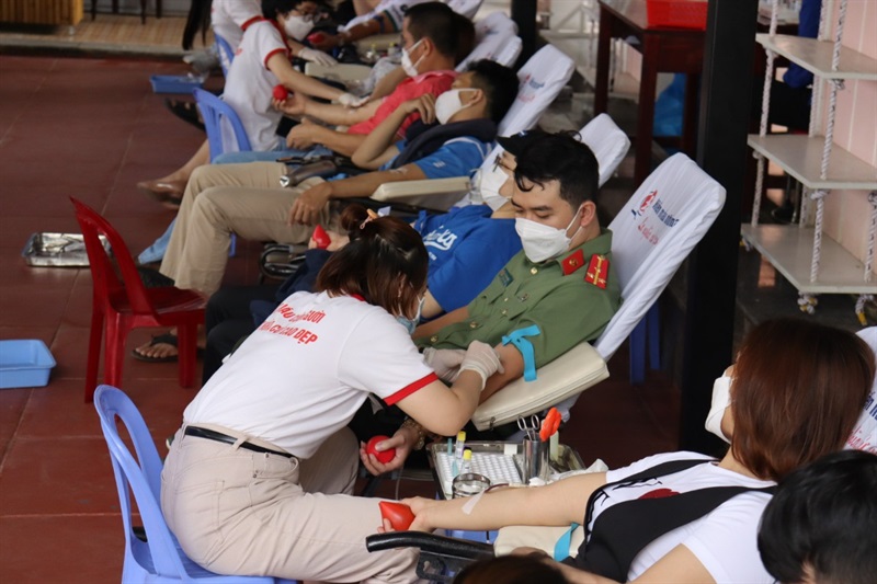 Cán bộ chiến sĩ CAQ Sơn Trà tham gia hiến máu tình nguyện.