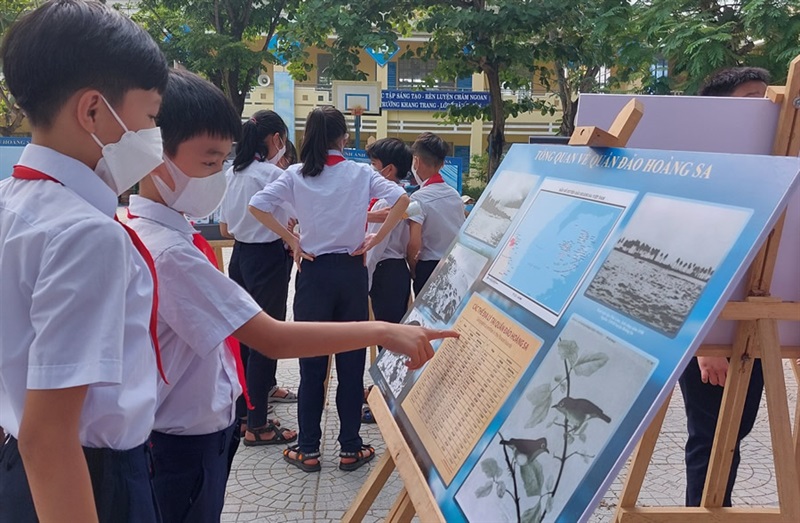 Học sinh Trường THCS Trần Quang Khải (huyện Hòa Vang) xem tranh, ảnh tìm hiểu về chủ quyền biển đảo của Tổ quốc.