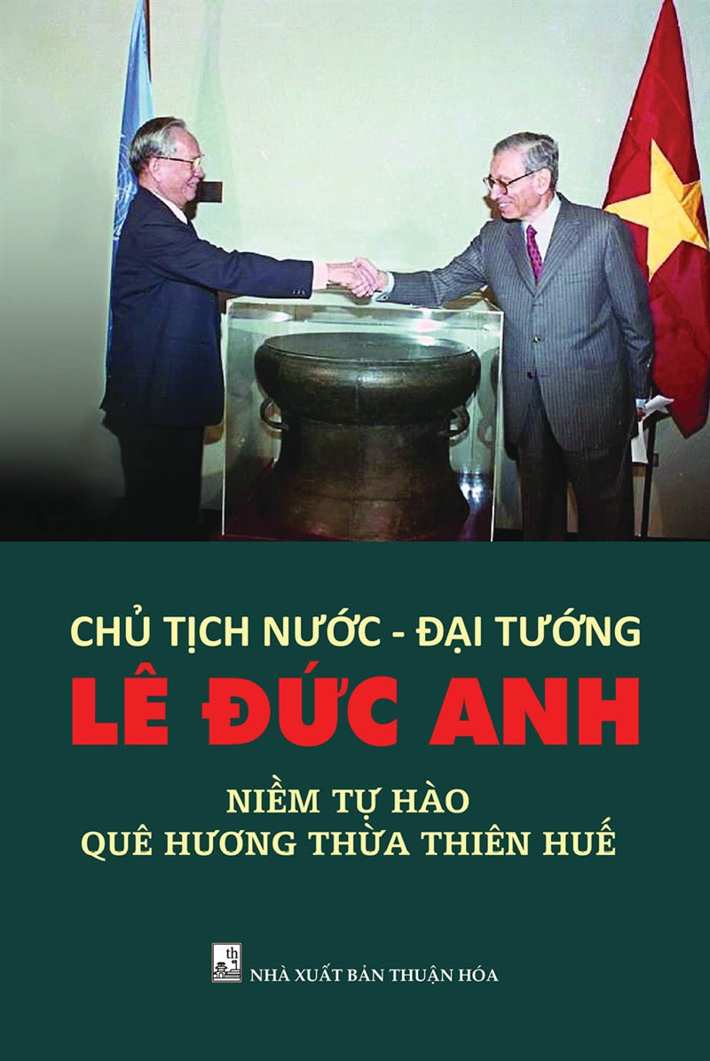 Bìa sách "Chủ tịch nước - Đại tướng Lê Đức Anh niềm tự hào quê hương Thừa Thiên- Huế".