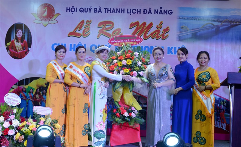 Tặng hoa chúc mừng tại Lễ ra mắt Chi hội Quý bà Thanh lịch quận Thanh Khê.
