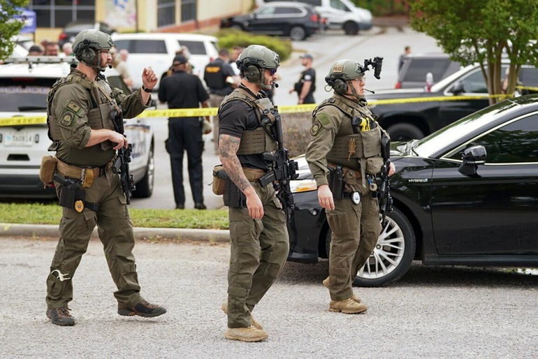 Lực lượng an ninh tại hiện trường vụ xả súng ở Columbia, bang South Carolina cuối tuần qua. Ảnh: AP