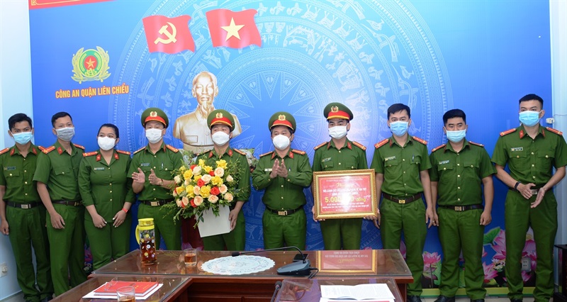 Đại tá Phan Văn Dũng phát biểu tại lễ khen thưởng