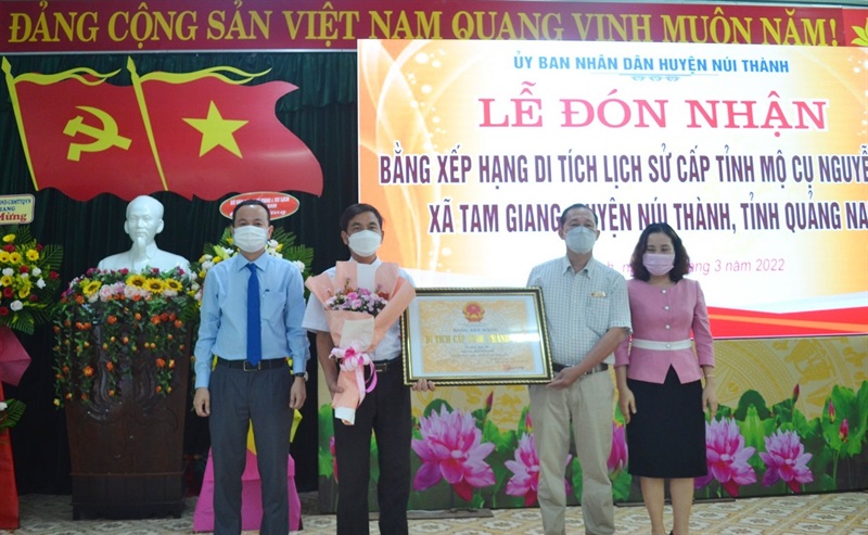 Lãnh đạo Sở VH-TT&DL tỉnh Quảng Nam trao Bằng Di tích lịch sử cấp tỉnh Mộ cụ Nguyễn Chỉ cho đại diện chính quyền địa phương.