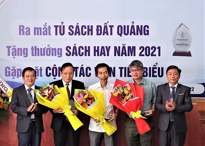 Lãnh đạo NXB Đà Nẵng chúc mừng và trao thưởng cho 3 tác giả đoạt giải thưởng Sách Hay năm 2021.