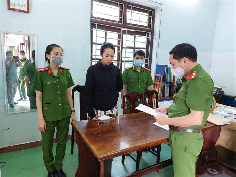 Cơ quan điều tra Công an Hòa Vang đọc lệnh bắt tạm giam Phạm Thị Mỹ Hằng.
