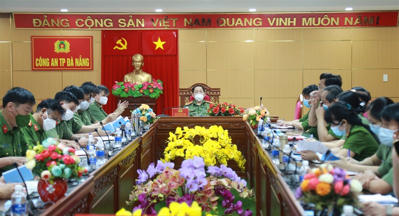 Đại tá Trần Đình Liên chủ trì điểm cầu trực tuyến tại Công an TP Đà Nẵng.