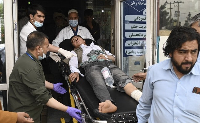 Chuyển nạn nhân bị thương tới bệnh viện sau vụ nổ tại trường nam sinh ở thủ đô Kabul, Afghanistan ngày 19-4. Ảnh: AFP