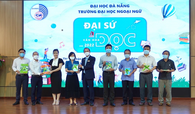 Đại diện lãnh đạo Trung tâm CNTT & Học liệu Trường ĐH NN Đà Nẵng nhận sách tặng tại lễ phát động quyên góp tủ sách cộng đồng UFLS.