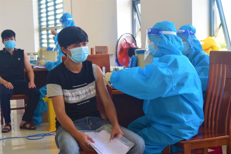 Ngành Y tế Đà Nẵng tiêm vaccine phòng COVID-19 cho người dân.