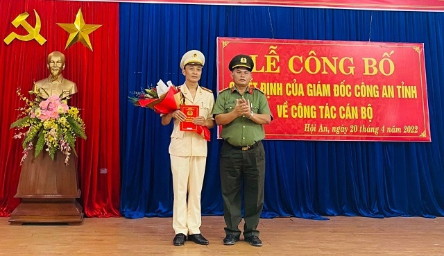 Đại tá Huỳnh Sông Thu trao quyết định bổ nhiệm tân Phó trưởng Công an TP Hội An.